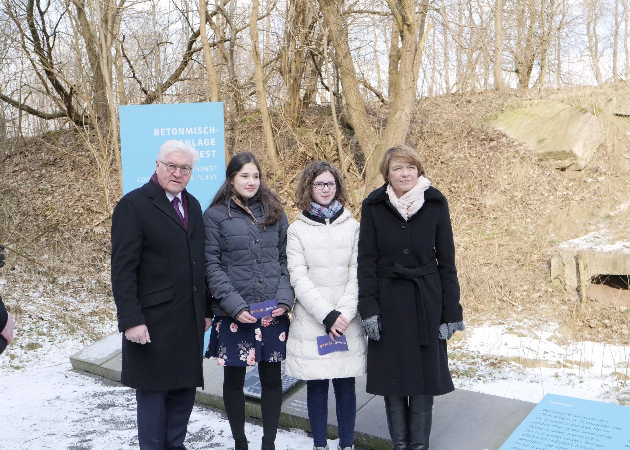 Bundespräsident Frank-Walter Steinmeier und seine Ehefrau Elke Büdenbender mit zwei Junior-Guides an der Station "Betonmischanlage Nordwest"