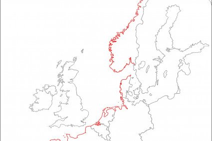 Karte Europas auf der mit einer roten Linie der Atlantikwall von Frankreich bis Skandinavien nachgezeichnet ist.
