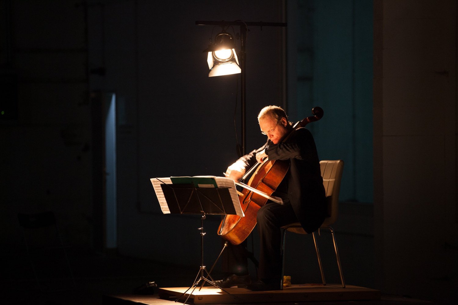 Aufnahme eines weiteren Musikers mit einem Cello. 