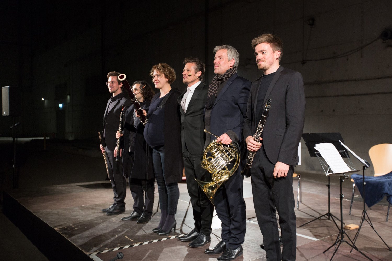 Die Schauspieler:innen und Muskier:innen nebeneinander stehend beim Schlussapplaus. 